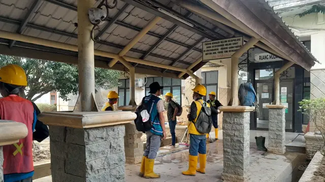 Upaya pembersihan masih dilakukan di beberapa titik di RSUD Aceh Tamiang. (Foto: Liputan6.com/Benedikta Desideria)