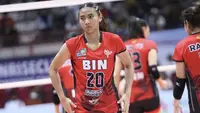 Shintia merupakan Atlet bola voli Jakarta BIN di Proliga 2023. Ia mengenakan jersey BIN berwarna merah dengan short pants hitamnya. Credit: Instagram @shiinntia