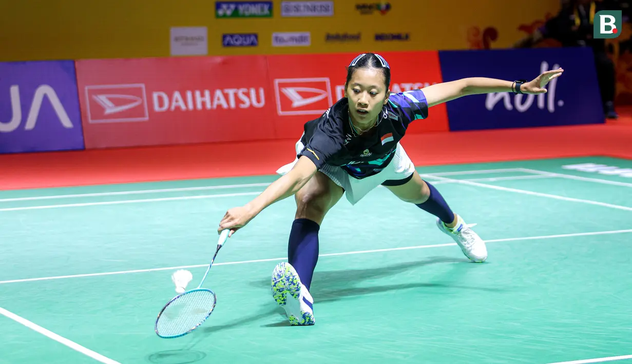 <p>Pebulu tangkis tunggal putri Indonesia, Putri Kusuma Wardani mengembalikan kok ke arah pebulu tangkis Chinese Taipei, Wen Chi Hsu dalam laga perempat final Indonesia Masters 2025 di Istora Senayan, Jakarta, Jumat (24/01/2025). (Bola.com/Bagaskara Lazuardi)</p>