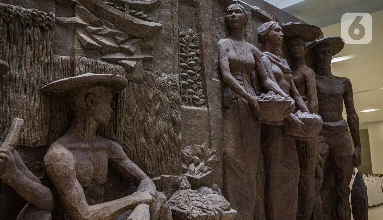Relief peninggalan Bung Karno di pusat perbelanjaan Sarinah di Jakarta, Senin (21/3/2022). Relief bersejarah peninggalan Presiden pertama RI, IR Soekarno tersebut ditemukan di Basement Gedung Sarinah saat pemugaran pada awal Januari 2021 lalu (Liputan6.com/Faizal Fanani)