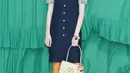 Koleksi Pre-Fall 2025, yang dipamerkan di showroom Milan, memadukan elemen era 70-an dan 80-an dengan sentuhan klasik. Potongan seperti blus pita, rok berumbai, gaun eyelet, rompi bordir ala hippie, hingga jaket suede berumbai tampil memukau.  [Dok/Valentino].