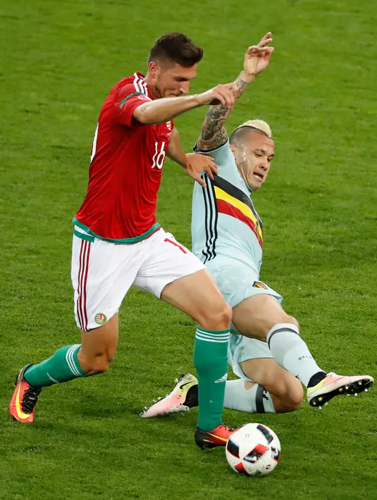 Bek Hungaria, Adam Pinter (kiri) berusaha membawa bola melewati gelandang Belgia, Radja Nainggolan pada babak 16 besar Euro 2016 di Stadion Municipal di Toulouse, Prancis, (27/6). Belgia menang atas Hungaria dengan skor 4-0. (REUTERS/Vincent Kessler)
