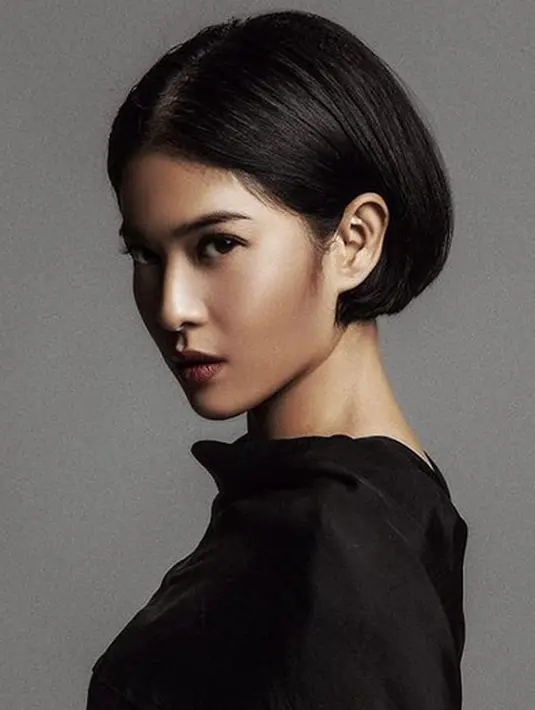 Dalam unggahan foto di Instagramnya pun Dian menuliskan bahwa dirinya kembali ke zaman 90-an, dimana saat itu penyanyi pop Nike Ardila berada di puncak ketenarannya. (Instagram/therealdisastr)