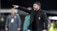 Pelatih AC Milans, Gennaro Gattuso memberikan instruksi anak asuhnya saat melawan Ludogorets Razgrad pada laga 32 besar Liga Europa di Ludogorets Arena, Razgrad, Bulgaria, (15/2/2018). AC milan menang 3-0. (AP Photo)