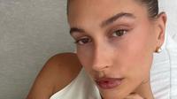 Glazed brownie lips Hailey Bieber. (sumber : Instagram @haileybieber)