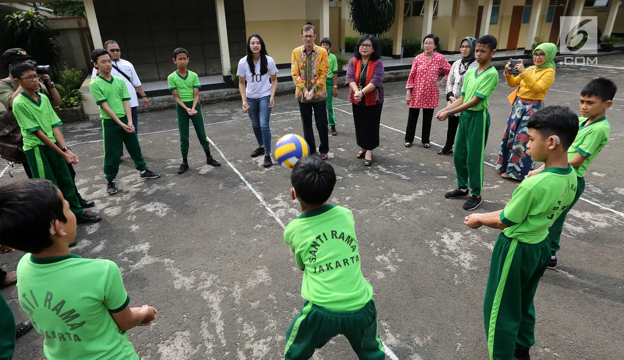Anak-anak berkebutuhan khusus bermain bola voli dengan atlet nasional, Pungky Afreicia di Yayasan Santi Rama, Jakarta, Rabu (18/4). Kegiatan bersama AXA Mandiri ini mengusung tema Gerakan Masyarakat Hidup Sehat. (Liputan6.com/Fery Pradolo)