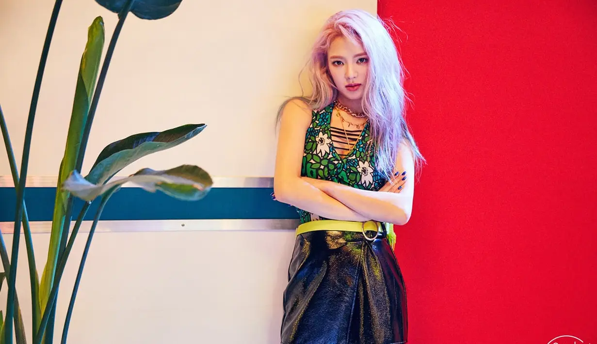 Hyoyeon SNSD juga melebarkan sayap ke dunia DJ. Ketika menjadi DJ, wanita cantik ini menggunakan nama DJ Hyo. Beberapa waktu lalu, ia merilis lagu solo pertamanya yang berjudul Sober. (Foto: Soompi.com)