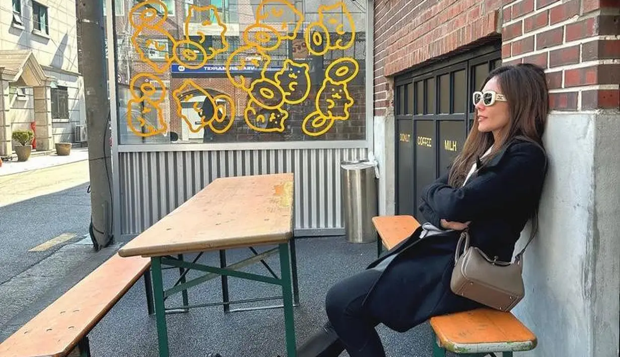 Padanan outfitnya seru dan trendy, membuat ibu 3 anak ini tetap terlihat modis. @wulanguritno.