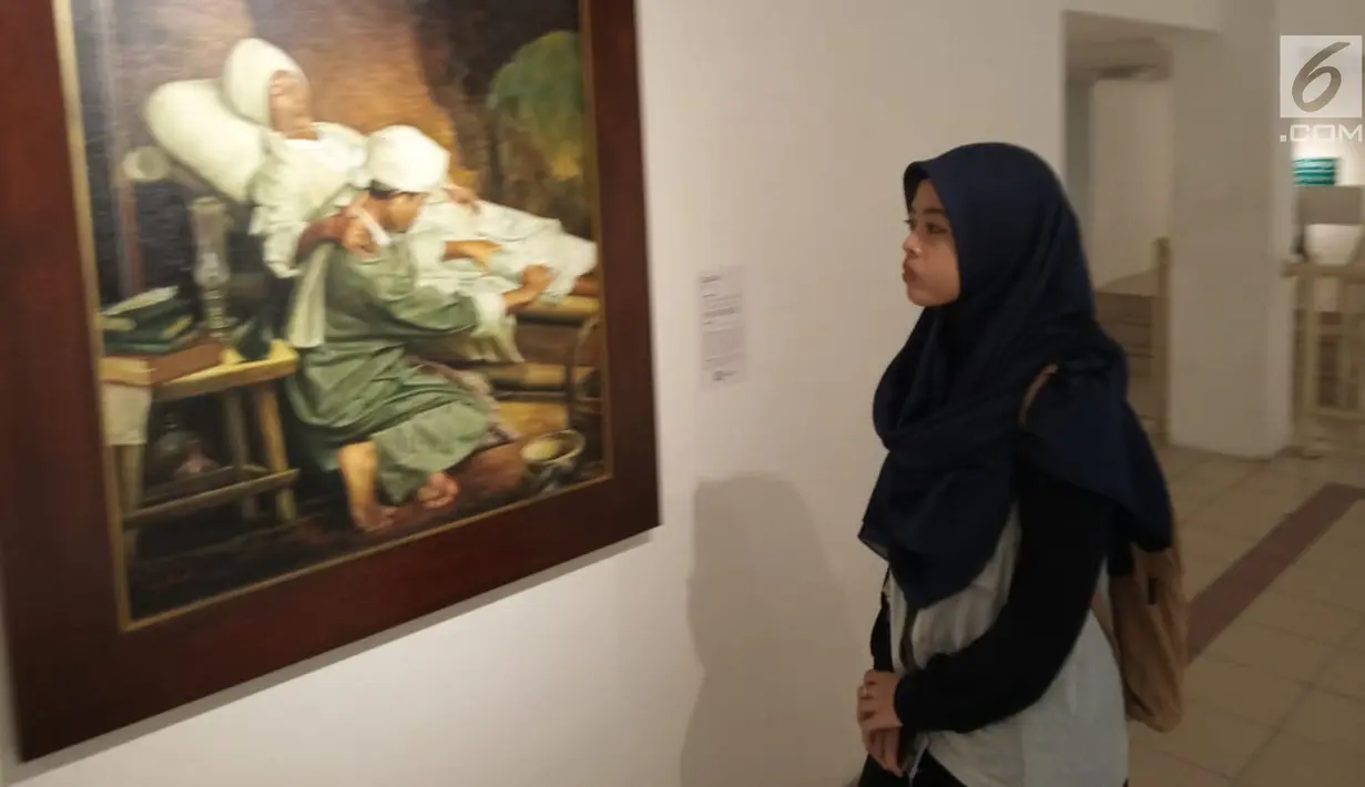 Pengunjung melihat lukisan saat acara pameran gambar Babad Diponegoro di Yogyakarta,  Minggu (10/2). Pameran ini disajikan sejumlah 50 kisah yang diambil dari Babad Diponegoro yang memiliki lebih dari 100 pupuh dalam 10000 halaman. (Liputan6.com/Gholib)