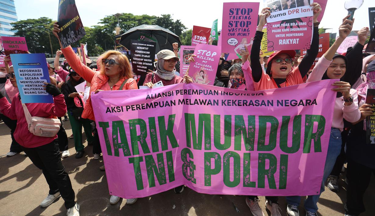 Sejumlah orang dari Aliansi Perempuan Indonesia (API) menggelar aksi unjuk rasa di depan gerbang utama gedung Majelis Permusyawaratan Rakyat (MPR), Dewan Perwakilan Rakyat (DPR), dan Dewan Perwakilan Daerah (DPD) Republik Indonesia, Jakarta, Rabu (3/9/2025). (Kapanlagi.com/Budy Santoso)