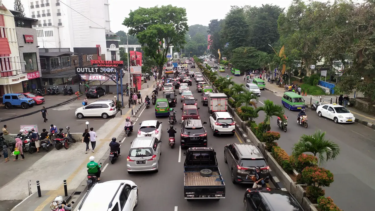 Arus lalu lintas di sejumlah ruas jalan di Kota Bogor macet saat penerapan ganjil genap, Sabtu (1/5/2021).