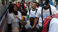 Peserta mudik gratis PT KAI bersiap menaiki kereta Brantas Lebaran di Stasiun Senen, Jakarta, Selasa (5/6). Bagi masyarakat yang ingin mengikuti program ini, keberangkatan 6-7 Juni 2018 masih tersedia kuota 179 orang. (Liputan6.com/Angga Yuniar)