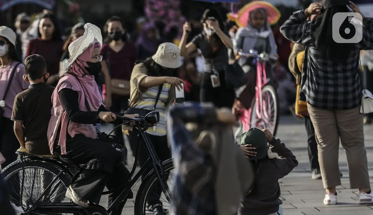 <p>Warga bersepeda saat menikmati libur Lebaran di kawasan Kota Tua, Jakarta, Sabtu (7/5/2022). Akhir libur Idul Fitri, sejumlah kawasan wisata di Jakarta dipadati pengunjung untuk menghabiskan masa liburannya bersama keluarga dan Kota Tua masih menjadi salah satu destinasi wisata yang digemari warga DKI Jakarta dan sekitarnya. (Liputan6.com/Johan Tallo)</p>