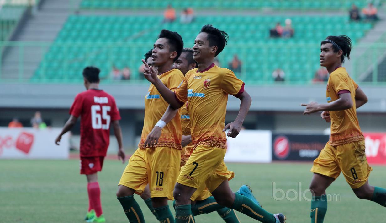 Pemain Sriwijaya FC U-19, Adistya Wicaksana (2kanan) merayakan goknya bersama rekannya saat melawan Persija Jakarta U-19 pada laga perdana Liga 1 U-19 di Stadion Patriot, Bekasi, (8/7/2017). Persija U19 bermain imbang 1-1. (Bola.com/Nicklas Hanoatubun)