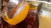 Balok es digunakan untuk menghilangkan minyak di kuah hot pot. (dok. screenshot Twitter @amazingscience)