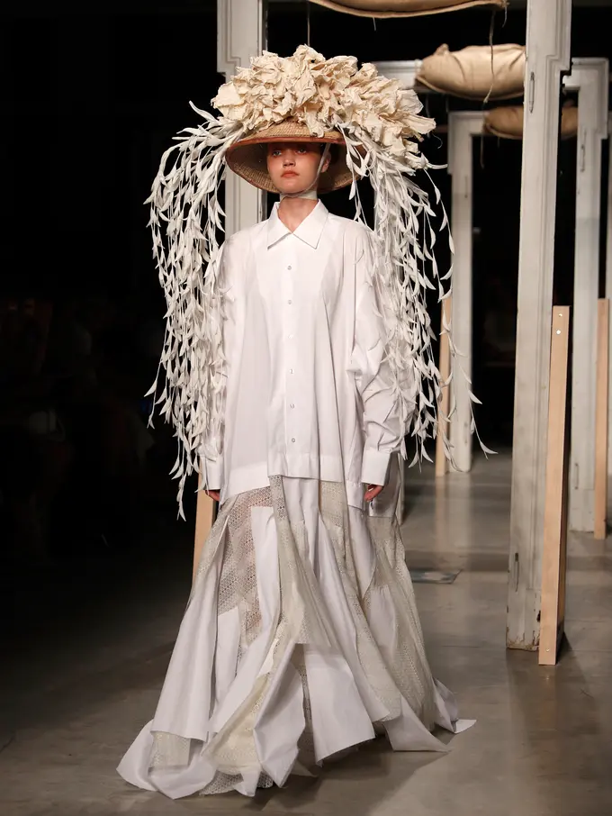 Kreasi Tumbuhan di Topi Model Milan Fashion Week