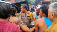 Kapolres Batu Bara AKBP Jose D.C Fernandes ikut mengevakuasi korban kecelakaan di Jalinsum Medan-Kisaran. (Istimewa)