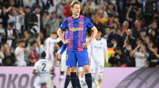 <p>Gelandang Barcelona Frenkie de Jong menjadi target utama Manchester United atau MU pada bursa transfer musim panas 2022. (LLUIS GENE / AFP)</p>