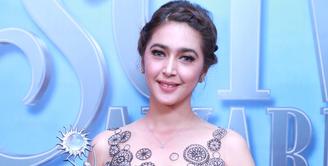 Pemeran Nabila Syakieb tidak menyangka saat namanya diumumkan sebagai pemenang SCTV Awards 2016 dalam kategori Aktris Utama Paling Ngetop. Ini merupakan piala keduanya dalam sinetron yang sama. (Adrian Putra/Bintang.com)