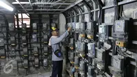 Warga mengecek meteran listrik di rusun tempat tinggalnya,  Jakarta, Rabu (13/4). Tarif listrik untuk golongan rumah tangga (R1) 900VA akan naik sebesar 140% mulai 1 Juli 2016. (Liputan6.com/Angga Yuniar)