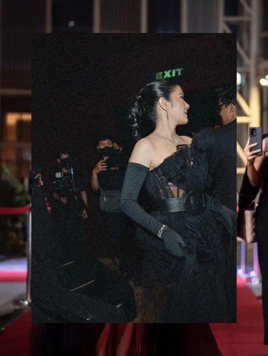 gaun penuh intrik tersebut memiliki potongan pendek pada bagian depan namun menjuntai pada sisi belakang.(Foto: @naymirdad)