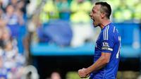 Bek Chelsea, John Terry bergembira usai timnya berhasil keluar sebagai Juara Liga Premier Inggris 2014/2015 di Stamford Bridge, Inggris, (3/5/2015). Ini merupakan juara kelima bagi Chelsea dalam ajang Liga Premier Inggris. (Reuters/Carl Recine)