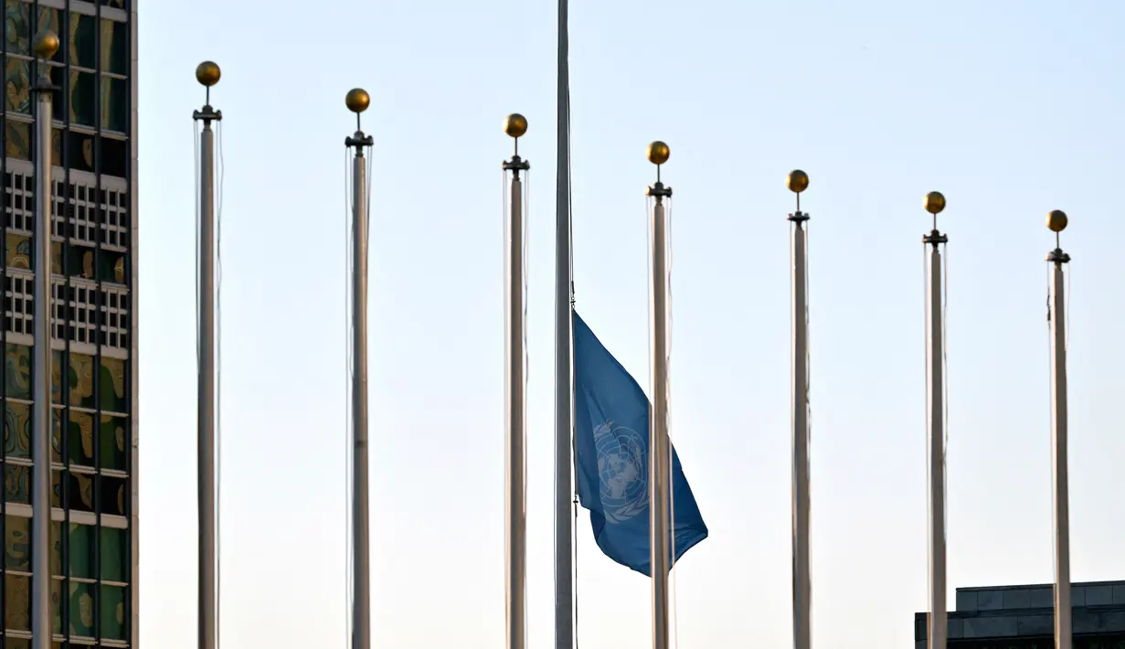 Di Jenewa, markas besar PBB terbesar kedua setelah New York, bendera PBB dikibarkan setengah tiang dan tidak ada bendera lain dari 193 negara anggota yang dikibarkan di lorong utama kompleks itu. (ANGELA WEISS / AFP)