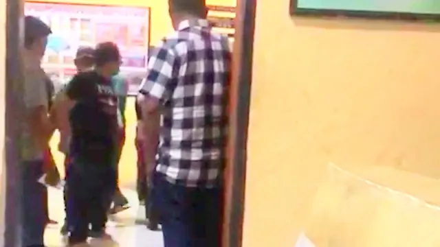 Ahmad Afif Darvin (kaos hitam), mengamuk di Polsek Kulisusu Barat, Buton Utara.(Liputan6.com/Ahmad Akbar Fua)