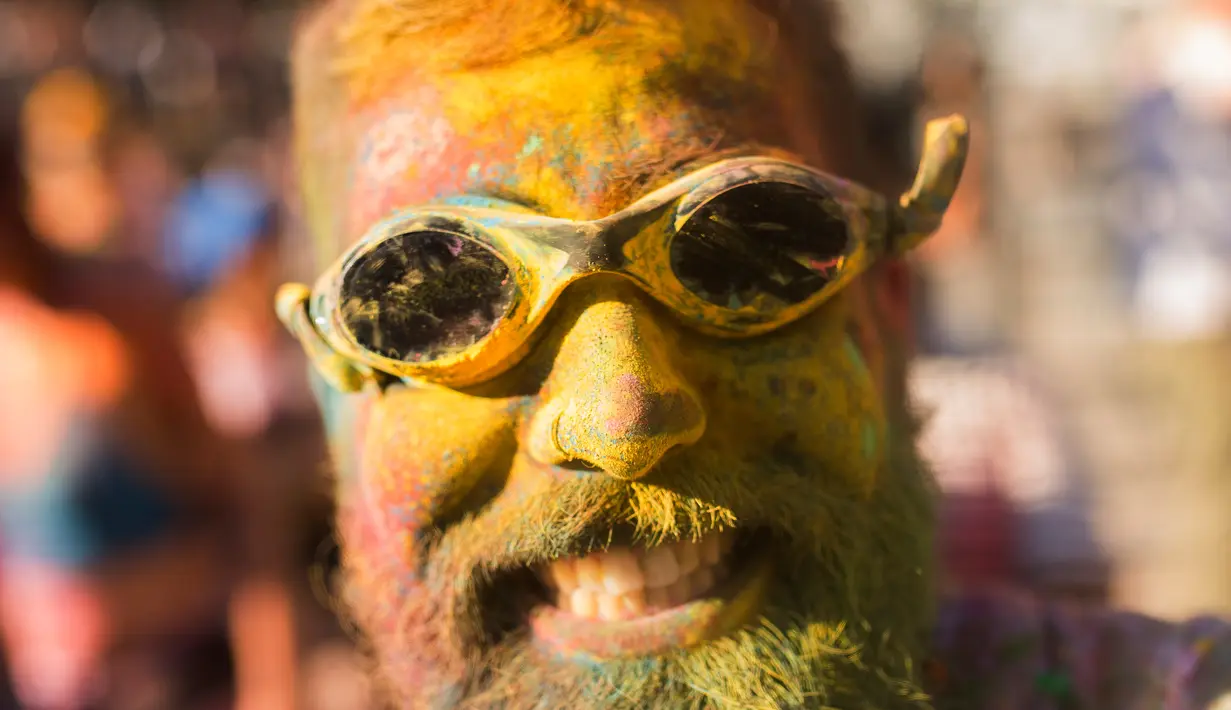 Ekspresi seorang pria yang wajahnya penuh cat saat mengikuti Festival Monsoon Holi di Madrid, Spanyol (5/8). Festival ini biasanya selalu dirayakan setiap awal musim semi. (AP Photo/Francisco Seco)