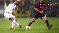 Pemain sayap AEK Athens, Lazaros Christodoulopoulos (kiri) beraksi saat melawan AC Milan pada matchday ketiga Grup D Liga Europa 2017/2018 di San Siro, Jumat (20/10/2017) dinihari WIB. (MARCO BERTORELLO / AFP)