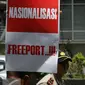 Demonstran membawa spanduk saat menggelar aksi unjuk rasa di depan kantor Freeport, Jakarta, Rabu (26/11). Dalam aksinya mereka menuntut agar pemerintah tidak memperpanjang kontrak dengan Freeport. (Liputan6.com/Helmi Afandi)