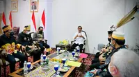 Presiden Joko Widodo atau Jokowi menggelar pertemuan dengan sejumlah tokoh masyarakat dan adat Kalimantan Timur (Kaltim). (Foto: Biro Pers Sekretariat Presiden).