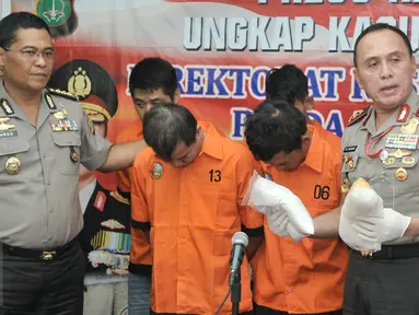 Kapolda Metro Jaya, Irjen Pol M Iriawan (kanan) menunjukkan barang bukti dan tersangka saat rilis pengungkapan tindak pidana narkotika di Polda Metro, Jakarta, Senin (6/3). (Liputan6.com/Yoppy Renato)