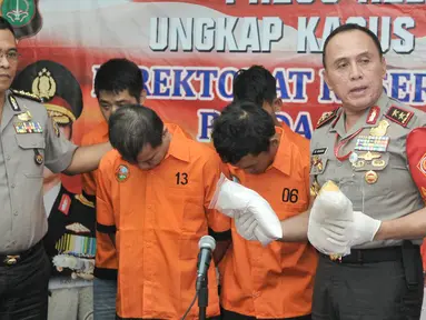 Kapolda Metro Jaya, Irjen Pol M Iriawan (kanan) menunjukkan barang bukti dan tersangka saat rilis pengungkapan tindak pidana narkotika di Polda Metro, Jakarta, Senin (6/3). (Liputan6.com/Yoppy Renato)