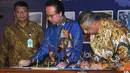 Citizen6, Jakarta: MKP Sharif C Sutardjo dan Dirut BRI menanda tanganni naskah kerjasama KKP dan BRI. (Pengirim: Efrimal Bahri)