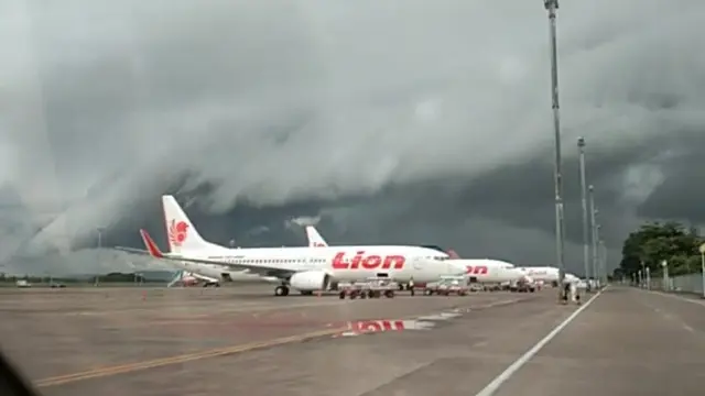 Fenomena Awan Menyerupai Tsunami Hiasi Langit Bandara Hasanuddin (Liputan6.com/ Eka Hakim)