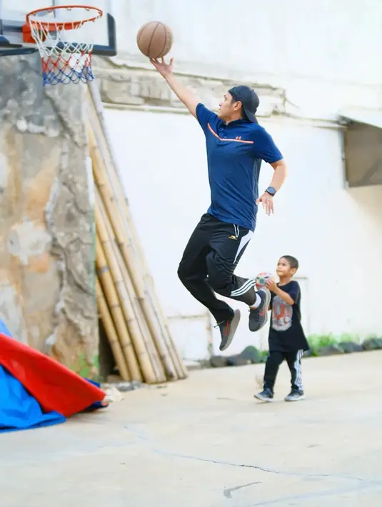Dude begitu energik saat bermain basket. Meski hanya sebuah permainan, ia tampak serius memainkan bola bak pemain profesional. Tak heran jika pemain film 'Di Sini Ada Setan the Movie' ini tetap tampil bugar di usia kepala empat karena rajin berolahraga. (Liputan6.com/IG/@dude2harlino)