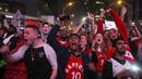 Suporter Toronto Raptors merayakan kemenangan atas Milwaukee Bucks pada NBA Final Wilayah Timur di Scotiabank Arena, Toronto, Sabtu (25/5). Raptors menang 4-2 atas Bucks. (AP/Chris Young)