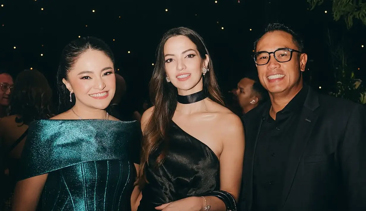 Nia Ramadhani melengkapi deretan penampilan glamor dengan one shoulder dress hitam berpotongan high slit yang memberikan kesan elegan dan modern. [@marshanda99].