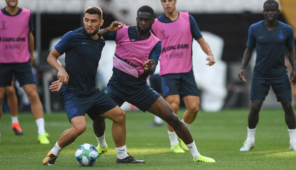 Gelandang, Mateo Kovacic (kiri) mengontrol bola dari kawalan bek Fikayo Tomori sesi latihan di stadion Besiktas Park di Istanbul, Turki (13/8/2019). Chelsea akan bertanding melawan Liverpool dalam pertandingan Piala Super Eropa 2019. (AFP Photo/Ozan Koze)