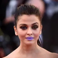 Aishwarya Rai dengan lipstik Ungu. (via huffingtonpost.ca)