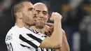 Penyerang Juventus, Simone Zaza bersama Leonardo Bonucci, merayakan gol ke gawang Napoli. Zaza menjadi pencetak gol tunggal kemenangan Si Nyonya Tua pada menit ke-88. (Reuters/Giorgio Perottino)
