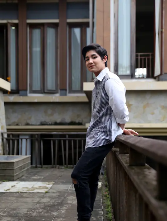 Video Clip yang berjudul 'Ku Kan Menunggumu' mengisahkan kisah cinta seorang laki laki demi mendapatkan sang wanita pujaan hatinya. (Adrian Putra/Bintang.com)