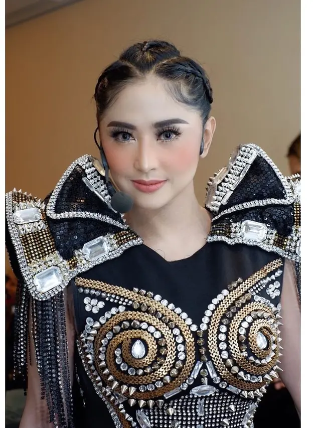 Potret Kostum Panggung Dewi Perssik. (Sumber: Instagram/dewiperssikreal)