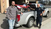 seorang pria asal Riverside, California, Amerika Serikat, bernama Kamron Golbaf, bersama petugas polisi berpose dengan sepeda motor yang telah hilang selama 17 tahun. (Ride Apart)