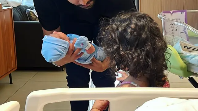 Tasya Farasya momong Baby Isa, anak keduanya (Foto: Instagram @tasyafarasya)