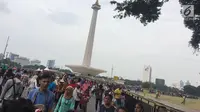 Pengunjung memadati kawasan Silang Monumen Nasional (Monas), Jakarta, Sabtu (30/12). Monas adalah salah satu tempat wisata alternatif bagi warga Jakarta dan sekitarnya. (Liputan6.com/Immanuel Antonius)