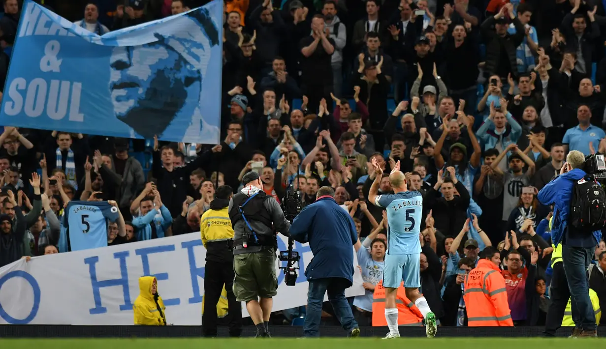 Pablo Zabaleta menyapa para suporter usai pertandingan melawan West Bromwich Albion di Liga Inggris di Stadion Etihad, Manchester,(16/5). City memutuskan untuk tak memperpanjang kontrak Zabaleta yang berakhir pada 30 Juni 2017. (AFP Photo/Anthony Devlin)