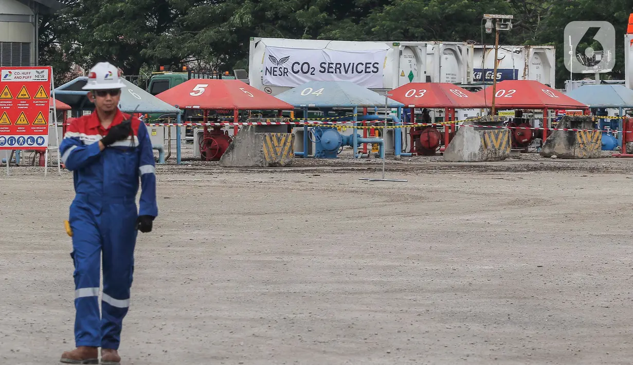 Pekerja beraktivitas di Lapangan Pertamina EP Sukowati Bojonegoro, Jawa Timur, Kamis (7/12/2023). (Liputan6.com/Angga Yuniar)