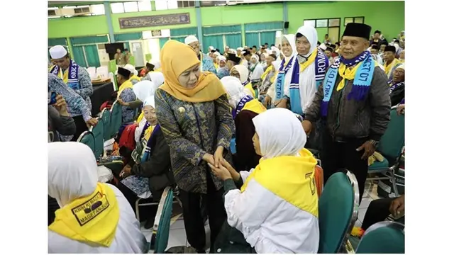 Tak heran jika Gubernur Khofifah menyebut dirinya sebagai batik holic, di berbagai kegiatan ia tampak selalu mengenakan batik.